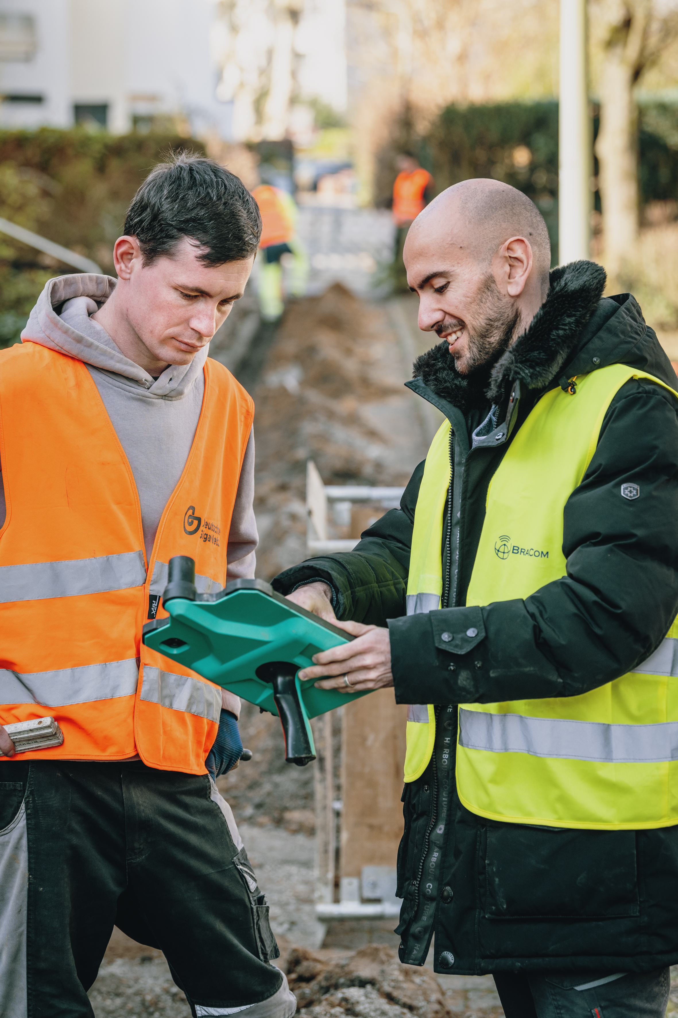 Ein Projektkoordinator erfasst mit einem mobilen DeepUp-Gerät Baudaten direkt vor Ort.