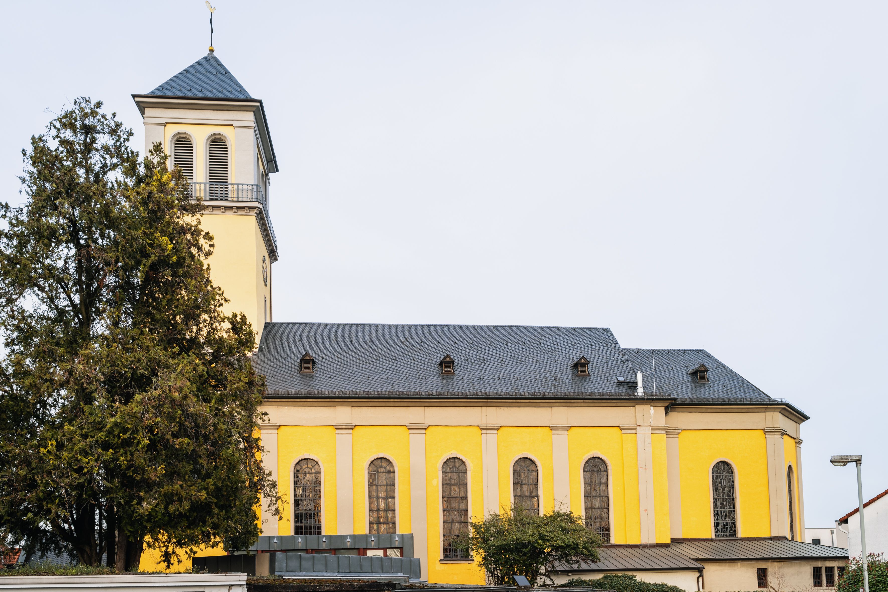 Die Kirche im Zentrum von Weisenau ist ein prägendes Wahrzeichen des Ortes.