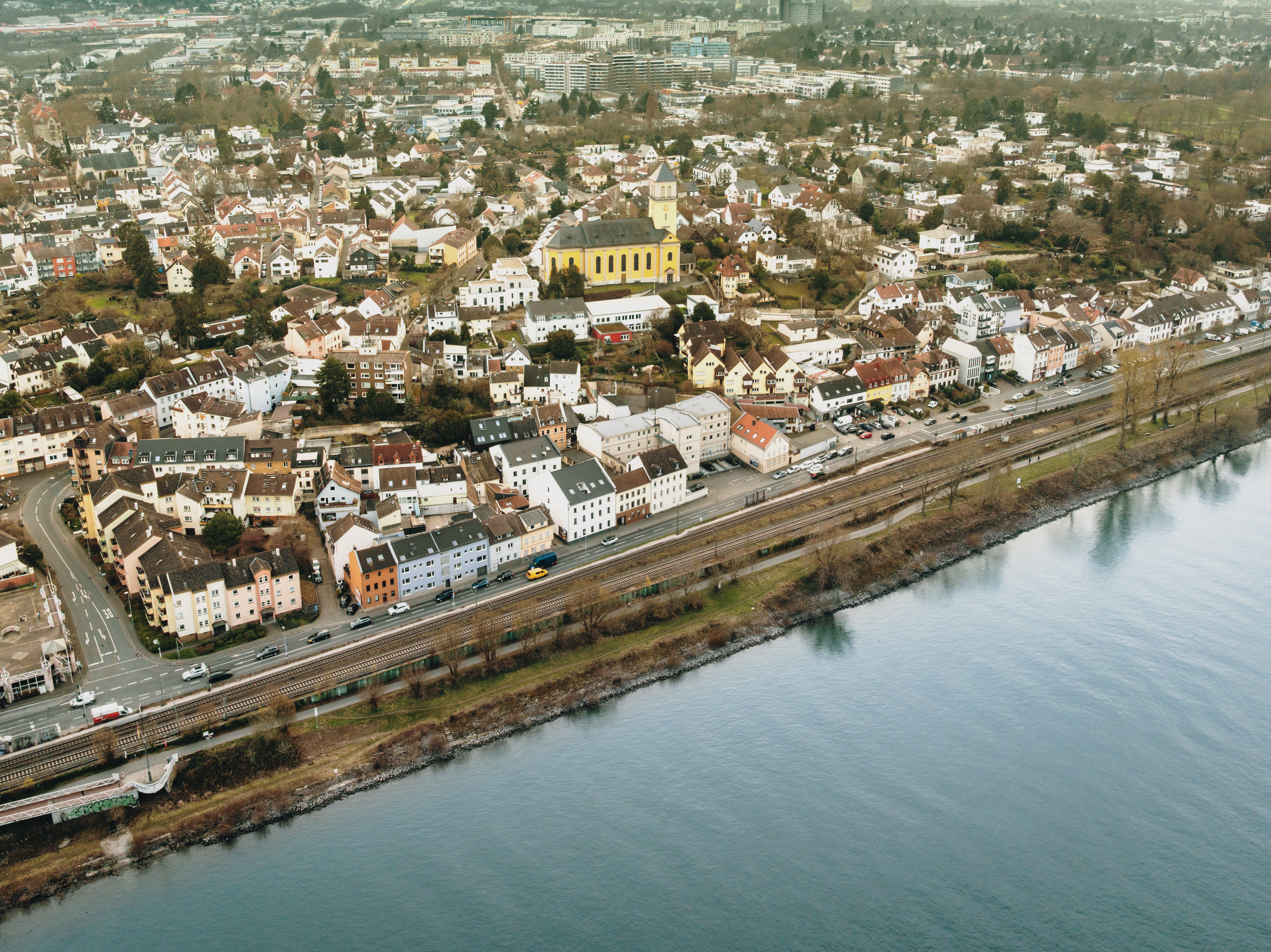 Wohnhäuser in Weisenau mit moderner und traditioneller Architektur nahe dem Rhein.